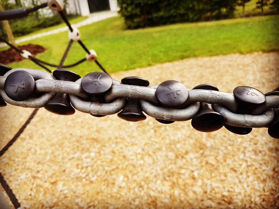 Wie macht man auf einem Kinderspielplatz schwere Ketten Finger bzw. Kindersicher? Tolle Idee.com