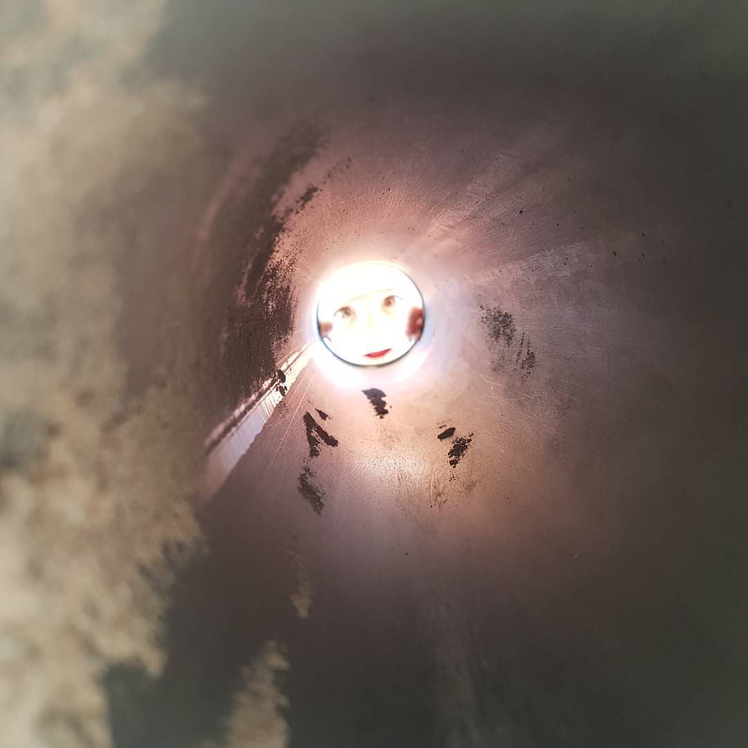 Meine Tochter durch die Röhre betrachtet. Ein kleines Kunstwerk